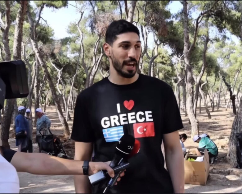Ο Ενές Καντέρ σε δενδροφύτευση στην Αθήνα: «Ένας τρόπος να επιστρέψουμε στη γη που μας έδωσε ένα δεύτερο σπίτι»