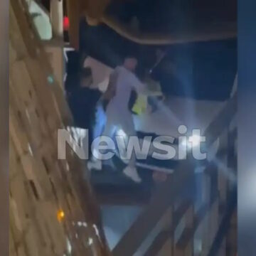Η στιγμή της επίθεσης στον εργαζόμενο στην καθαριότητα