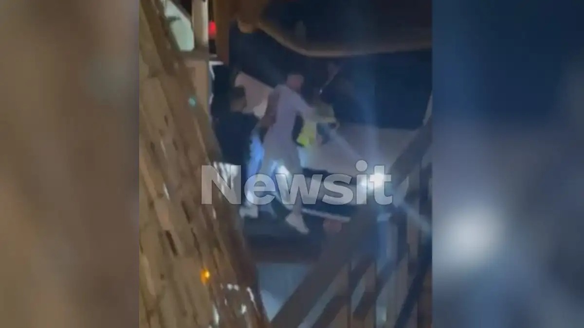 Η στιγμή της επίθεσης στον εργαζόμενο στην καθαριότητα