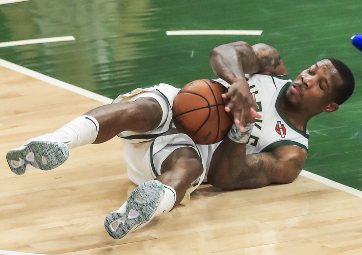 epa07513012 Milwaukee Bucks guard Eric Bledsoe protects the ball as he falls to the floor during the NBA Eastern Conference playoff basketball game between the Detroit Pistons and the Milwaukee Bucks at Fiserv Forum in Milwaukee, Wisconsin, USA, 17 April 2019.  EPA