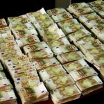Δεσμίδες με χαρτονομίσματα