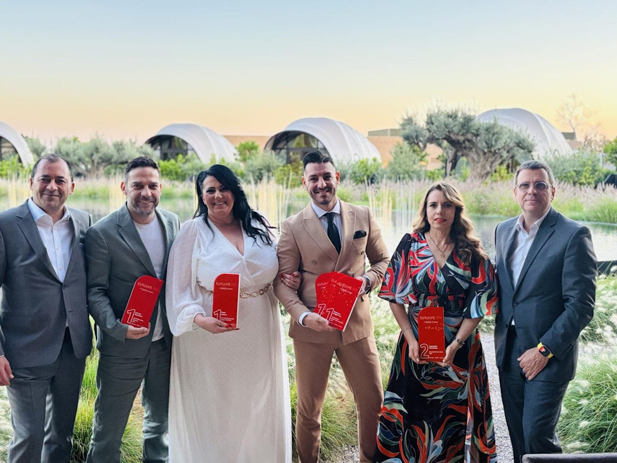 Από αριστερά: Ο Head of Career Sales Force της Eurolife FFH  Νίκος Πατσατζής, oι Γιάννης Καρούτσος, Σοφία Κάτσιου, Τηλέμαχος Δεληγιάννης και Κατερίνα Προεστάκη, μέλη του Career Sales Force και βραβευθέντες για τις επιδόσεις τους το 2024, και ο Γενικός Διευθυντής Πωλήσεων Εκπαίδευσης & Ανάπτυξης Προϊόντων της Eurolife FFH Νίκος Δελένδας