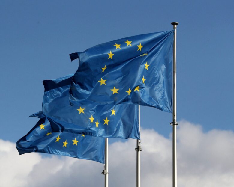 «Ρήτρα εξαίρεσης» & «Ταμείο Ανάπτυξης» στο παζάρι για το πόσο «ενωμένη» μπορεί να μείνει η ΕΕ, απέναντι στους δασμούς