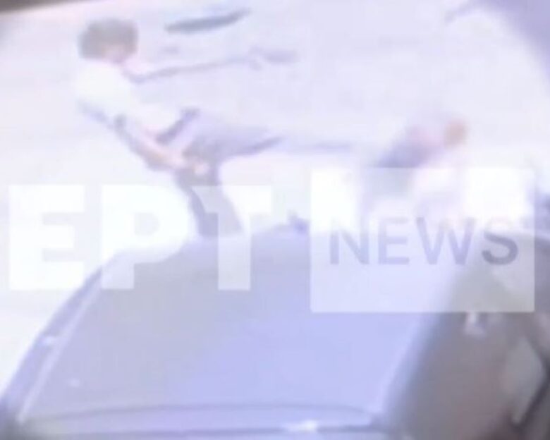 Εξάρχεια: «Ξαφνικά ήρθε από πίσω μου και με χτύπησε στο κεφάλι, μαύρισαν όλα γύρω μου» λέει η 65χρονη που ξυλοκοπήθηκε από τον 37χρονο