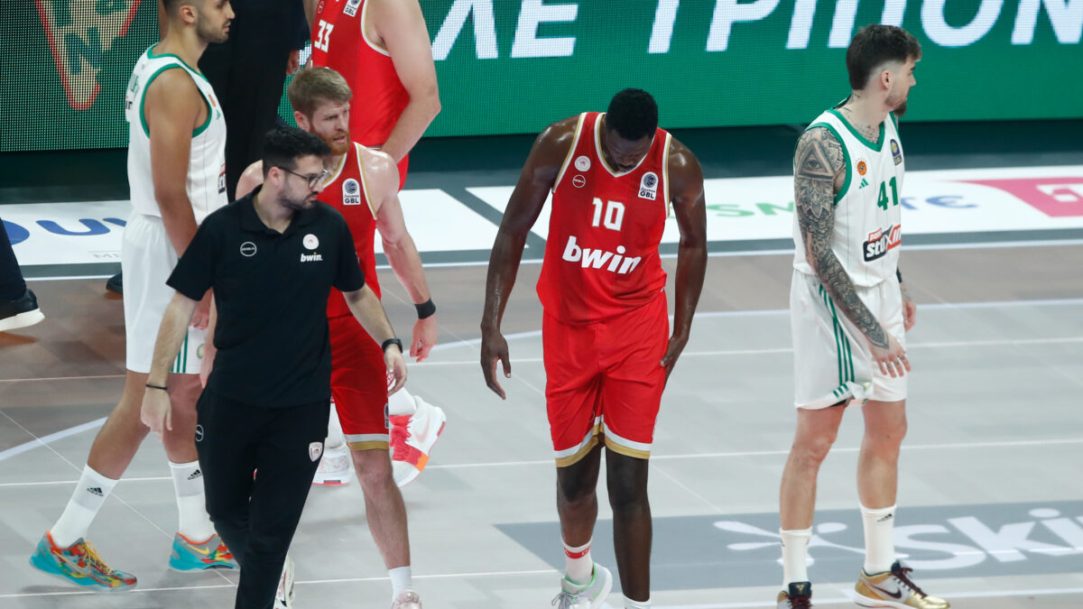 Ο Μουσταφά Φαλ την ώρα που αποχωρεί από το παρκέ
