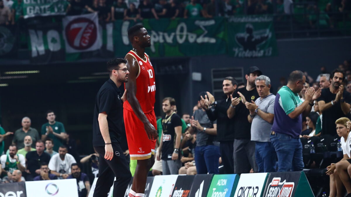 Ο Φαλ υποβασταζόμενος πηγαίνει στον πάγκο (ΜΑΡΚΟΣ ΧΟΥΖΟΥΡΗΣ