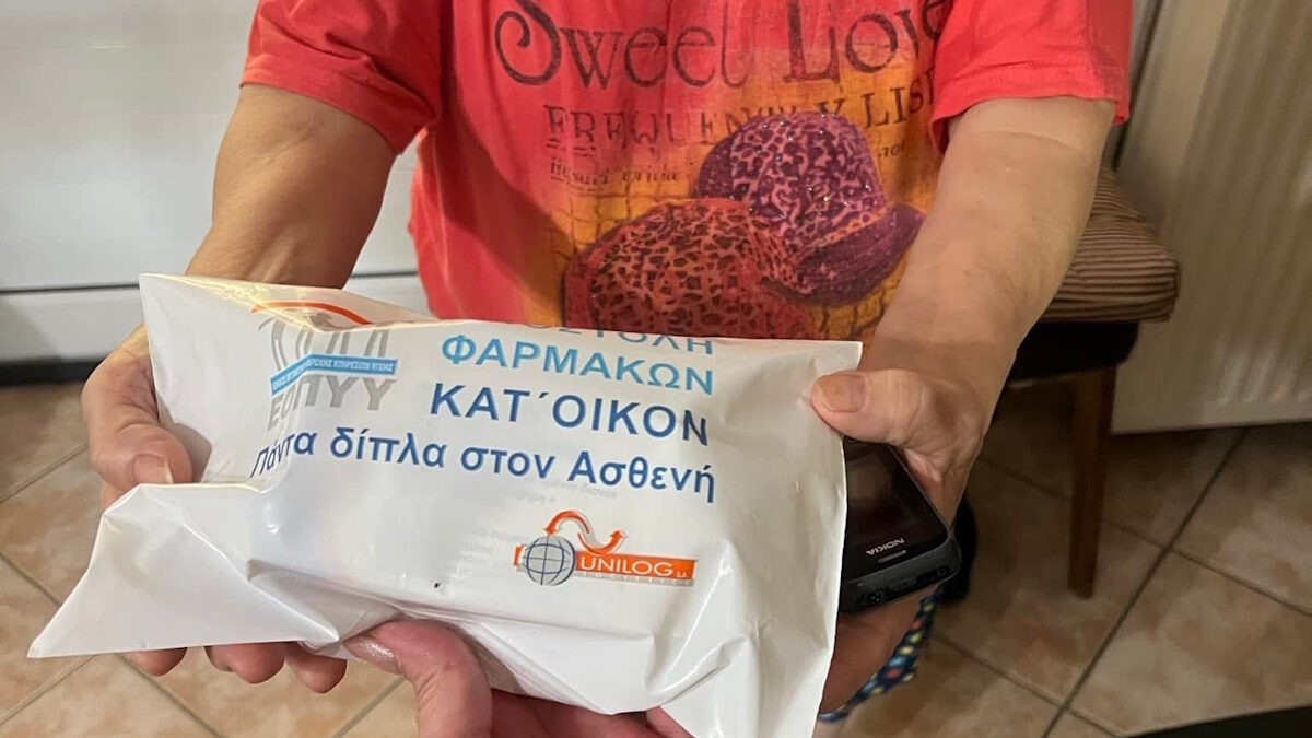 Άδωνις Γεωργιάδης: Η πρώτη διανομή φαρμάκου κατ’ οίκον από τον ΕΟΠΥΥ – Ηλικιωμένη με κορονοϊό έλαβε αντιικό φάρμακο