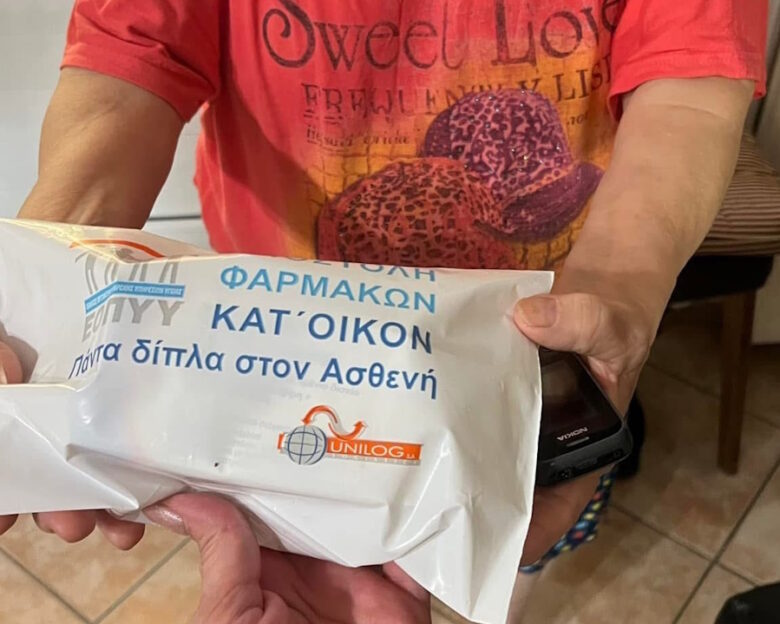 Άδωνις Γεωργιάδης: Η πρώτη διανομή φαρμάκου κατ’ οίκον από τον ΕΟΠΥΥ – Ηλικιωμένη με κορονοϊό έλαβε αντιικό φάρμακο