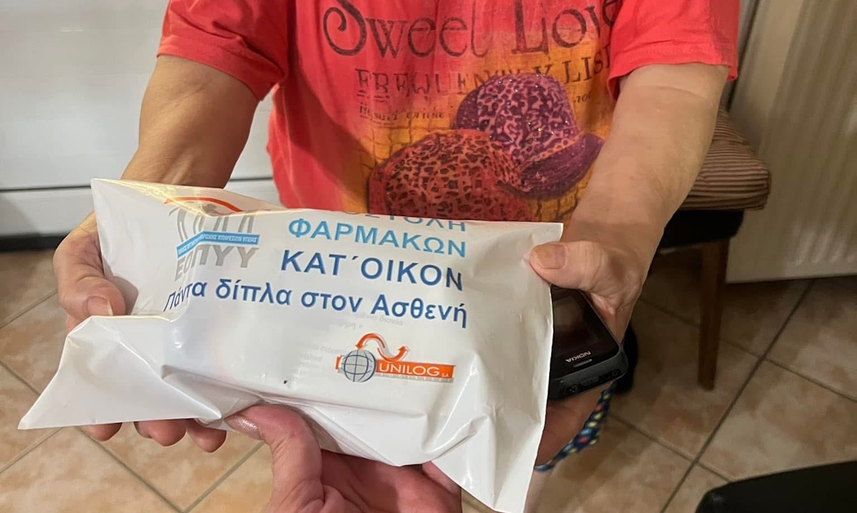 Άδωνις Γεωργιάδης: Η πρώτη διανομή φαρμάκου κατ’ οίκον από τον ΕΟΠΥΥ – Ηλικιωμένη με κορονοϊό έλαβε αντιικό φάρμακο
