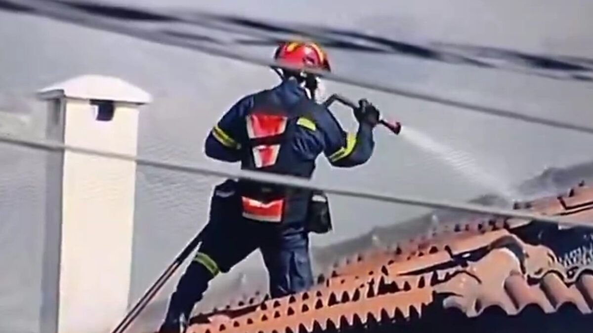Ο πυροσβέστης πάνω στην σκεπή στην Παλαιά Φώκαια