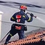 Ο πυροσβέστης πάνω στην σκεπή στην Παλαιά Φώκαια