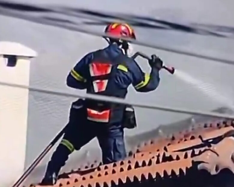 Φωτιά στην Παλαιά Φώκαια: Βίντεο με πυροσβέστη να ανεβαίνει σε σκεπή για να σώσει σπίτι τυλιγμένο στις φλόγες