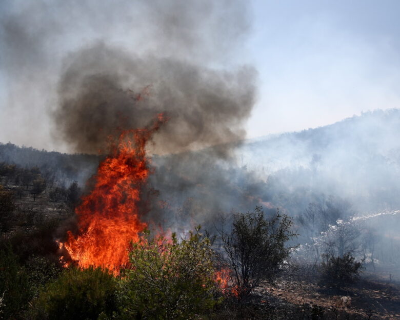 Φωτιά στον Ασπρόπυργο σε οικόπεδο με ξερά χόρτα
