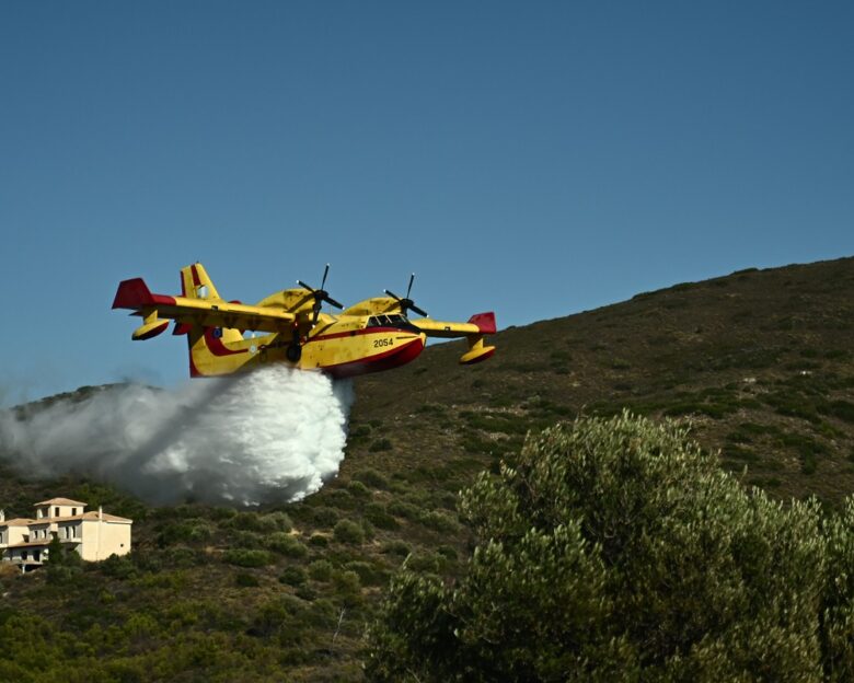 Φωτιά στην Παιανία: Κοντά σε σπίτια οι φλόγες – Μήνυμα του 112