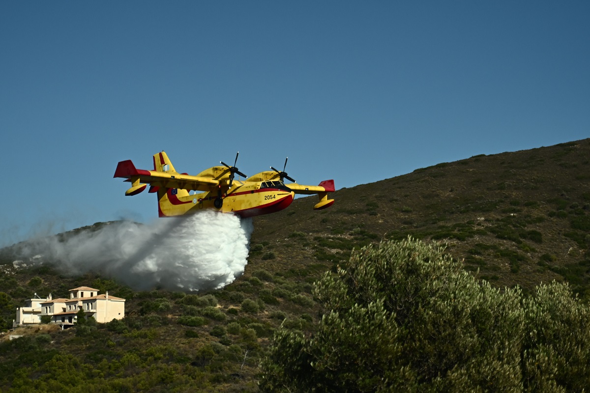 Πυρκαγιά στην Παλαιά Φώκαια Αττικής, Πέμπτη 26 Ιουνίου 2025. Για την κατάσβεση της πυρκαγιάς επιχείρησαν 90 πυροσβέστες, 28 οχήματα, 2 ομάδες πεζοπόρου της 1ης ΕΜΟΔΕ, 8 αεροσκάφη και 5 ελικόπτερα. Παράλληλα υπάρχει βοήθεια από υδροφόρες ΟΤΑ.   
(ΚΩΣΤΑΣ ΤΖΟΥΜΑΣ