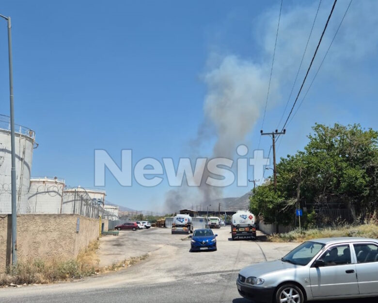 Φωτιά στην Ελευσίνα κοντά στα διυλιστήρια