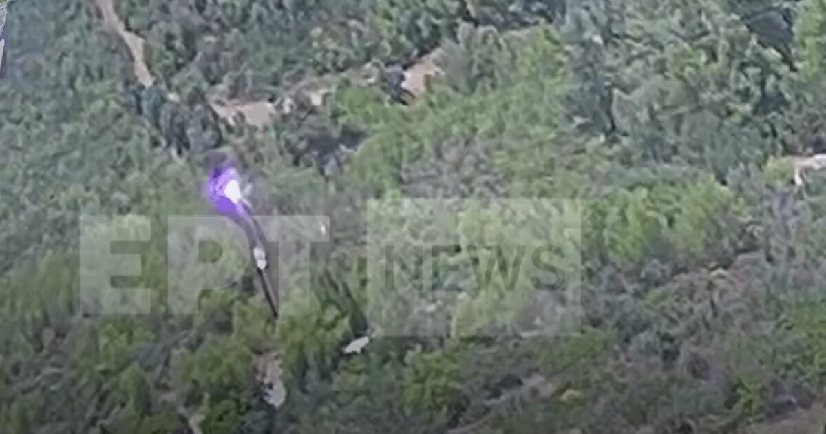 Φωτιά στον Μαραθώνα: Η στιγμή που κολώνα φωτισμού παθαίνει βραχυκύκλωμα – Πώς κάηκαν 350 στρέμματα δάσους