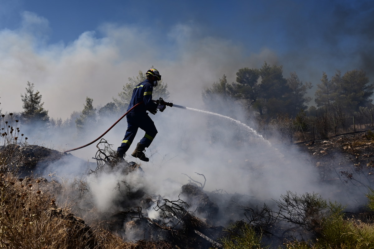 Ένας πυροσβέστης επιχειρεί στην κατάσβεση φωτιάς