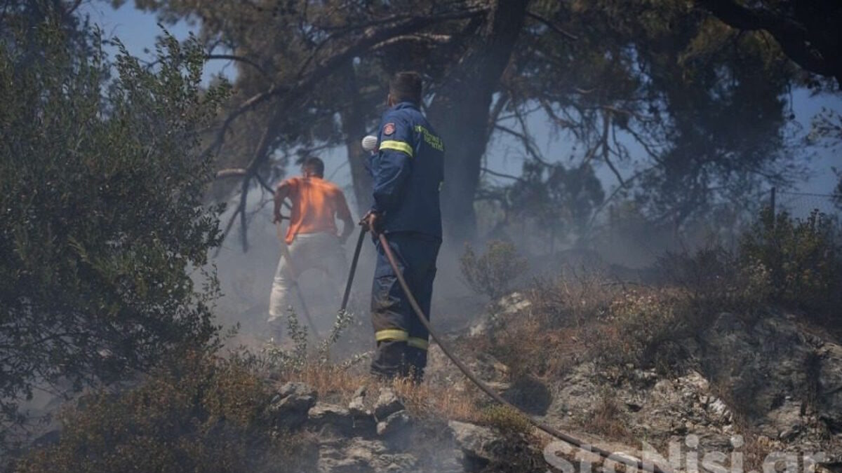 Πυροσβέστες και κάτοικοι στη μάχη της φωτιάς στη Λέσβο