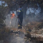 Πυροσβέστες και κάτοικοι στη μάχη της φωτιάς στη Λέσβο