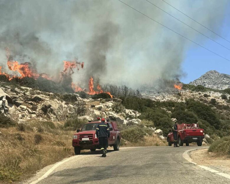 Φουντώνει η φωτιά στη Νάξο: Μεταβαίνουν πυροσβέστες από Σαντορίνη, Πάρο, Σύρο και Πειραιά