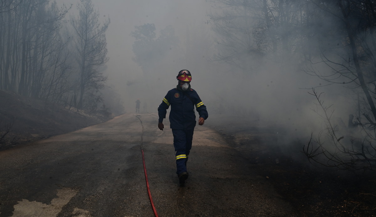 Ένας πυροσβέστης κατά τη διάρκεια κατάσβεσης φωτιάς