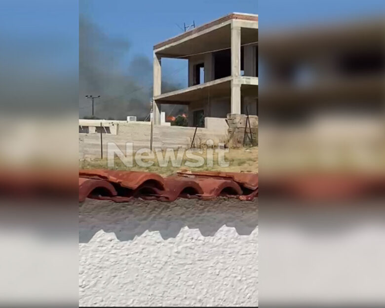Φωτιά στη Σαλαμίνα στην περιοχή Ρέστη: Πυροσβέστες και ελικόπτερα «παλεύουν» με τις φλόγες