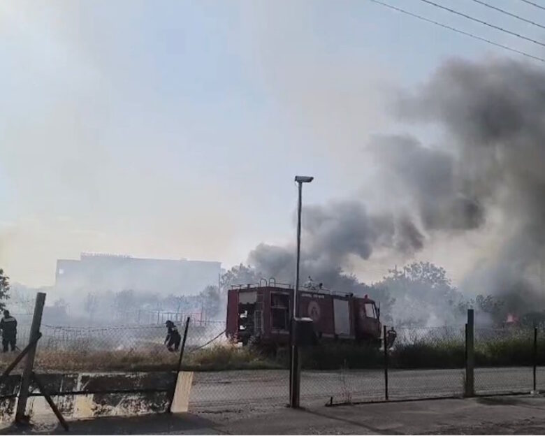 Φωτιά στη Θέρμη σε υπαίθριο χώρο