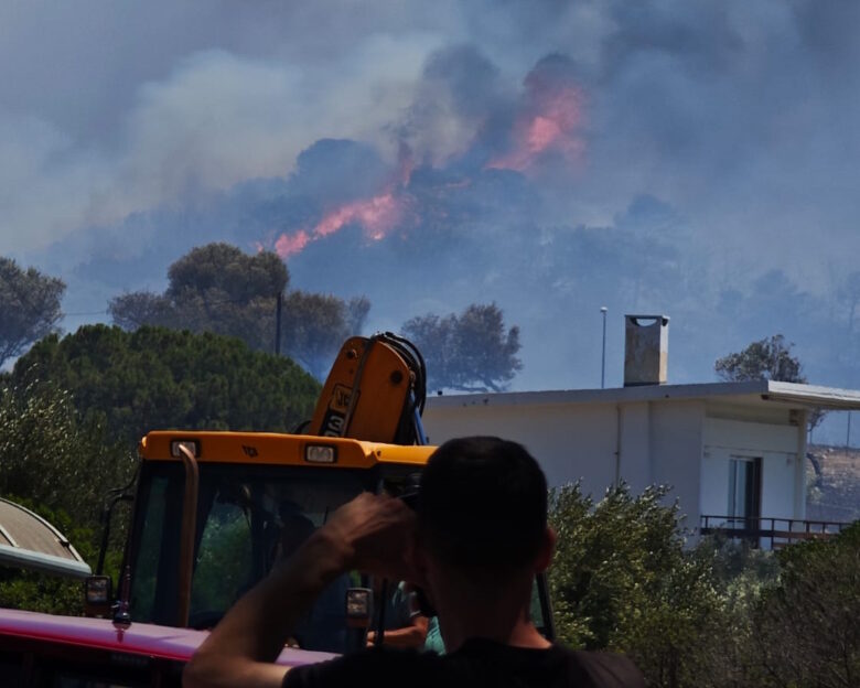 Φωτιά στην Παλαιά Φώκαια – «Απομακρυνθείτε προς Λαγονήσι» το μήνυμα από το 112