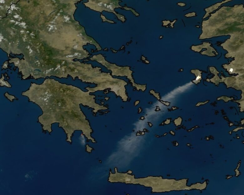 Χίος: Ο καπνός από τη φωτιά «ταξίδεψε» στα 400 χλμ. και «πνίγει» τις Κυκλάδες – Εικόνα από δορυφόρο