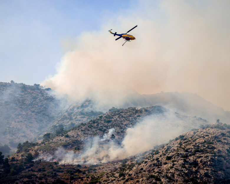 Φωτιά στη Χίο: Καλύτερη η εικόνα της πυρκαγιάς – Μάχη με τις φλόγες σε ένα ενεργό μέτωπο
