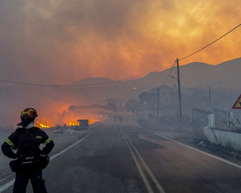 Ακραίος ο κίνδυνος πυρκαγιάς αύριο Κυριακή – Σε «κόκκινο» συναγερμό Αττική, Κρήτη, Λακωνία, Εύβοια και πολλά νησιά