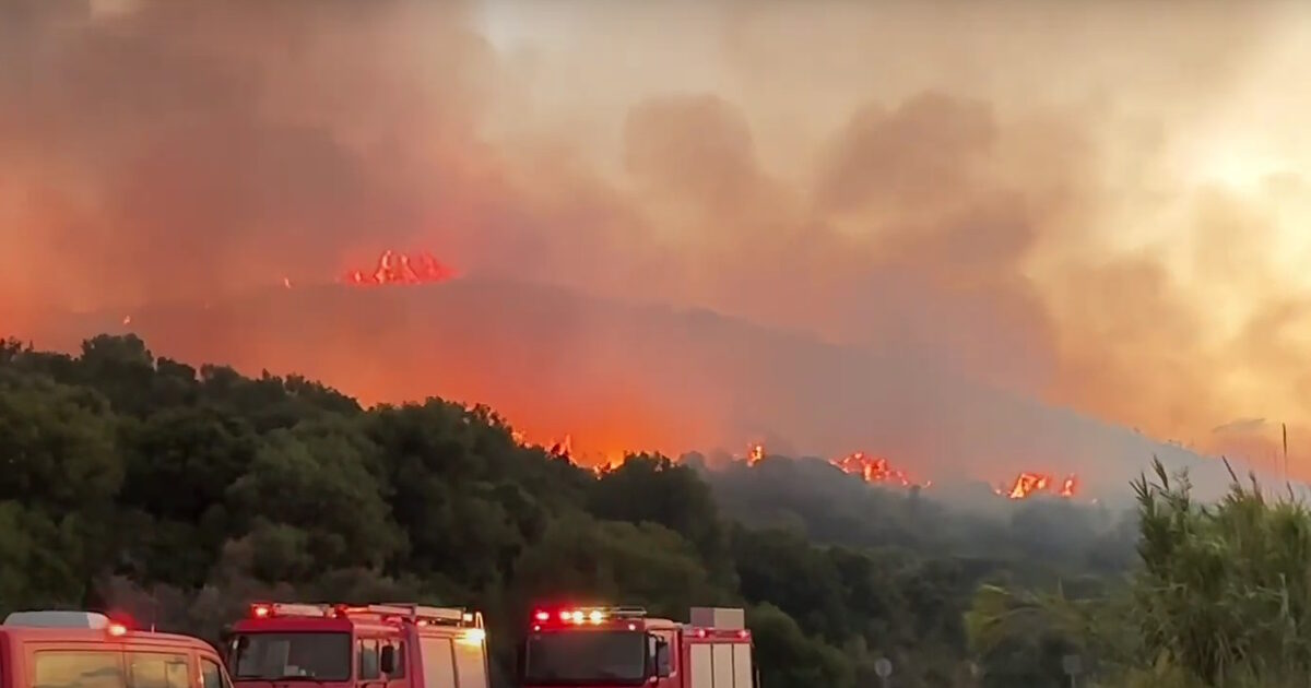 Μεγάλη φωτιά στην Παλαιοπαναγιά Ναυπάκτου – Μήνυμα του 112 για απομάκρυνση των κατοίκων