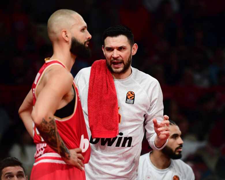 Η Euroleague θυμήθηκε το μυθικό ανάποδο κάρφωμα του Παπανικολάου και ο Φουρνιέ τρόλαρε τον αρχηγό του Ολυμπιακού