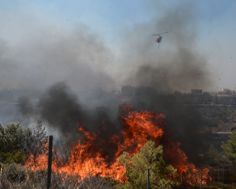 Φωτιά στη Μεσσηνία στην περιοχή Κοπανάκι: Οι θυελλώδεις άνεμοι δυσχαιρένουν το έργο των εναέριων μέσων