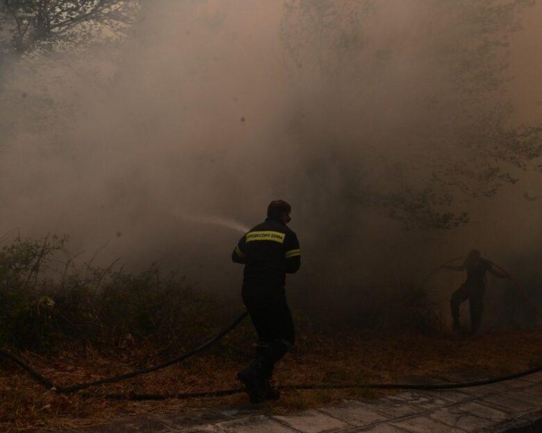 Φωτιά στην Βαρυμπόμπη, 18 πυροσβέστες στο σημείο για την κατάσβεσή της