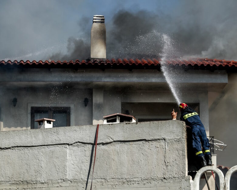 Φωτιά στην Παλαιά Φώκαια: Αγωνία για τις αναζωπυρώσεις – Αποκαΐδια και κατεστραμμένα σπίτια άφησε πίσω του ο πύρινος εφιάλτης