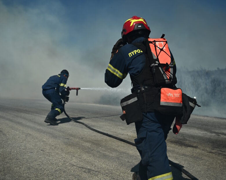 Φωτιά στο Καστελόριζο: Σπεύδουν πυροσβέστες από τη Ρόδο