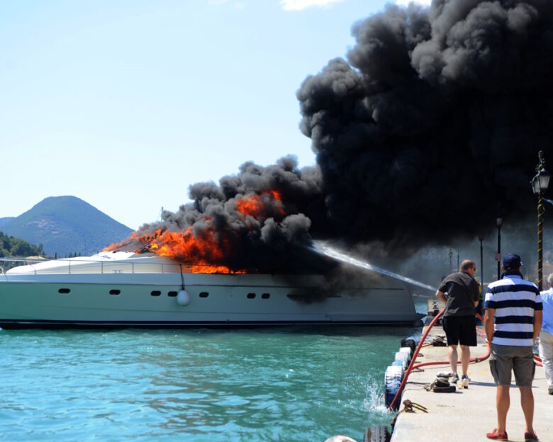 Φωτιά σε σκάφος στο Πόρτο Χέλι: Λιμενικό και κάτοικοι απομακρύνουν με σκάφη τους επιβαίνοντες
