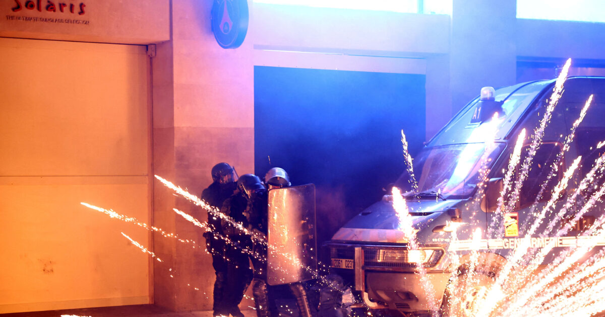 France: Police hospitalized in a coma – hit by flare