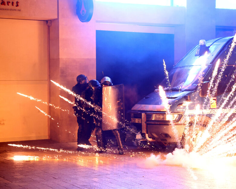 Γαλλία: Αστυνομικός νοσηλεύεται σε κώμα – Χτυπήθηκε από φωτοβολίδα από τους οπαδούς της Παρί Σεν Ζερμέν
