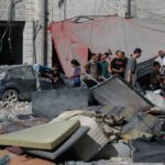 Παλαιστίνιοι στα συντρίμμια κατοικιών στη Γάζα