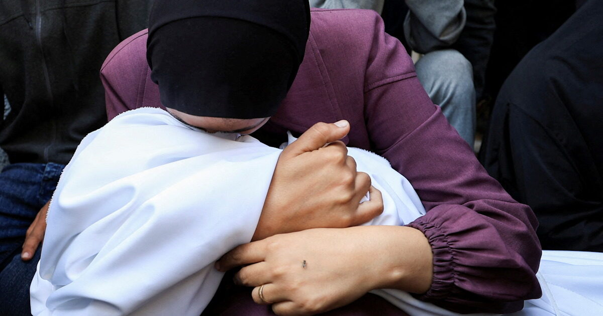 Gaza: 12 Palestinian dead from Israeli strike against school in Han Juni – women and children between victims