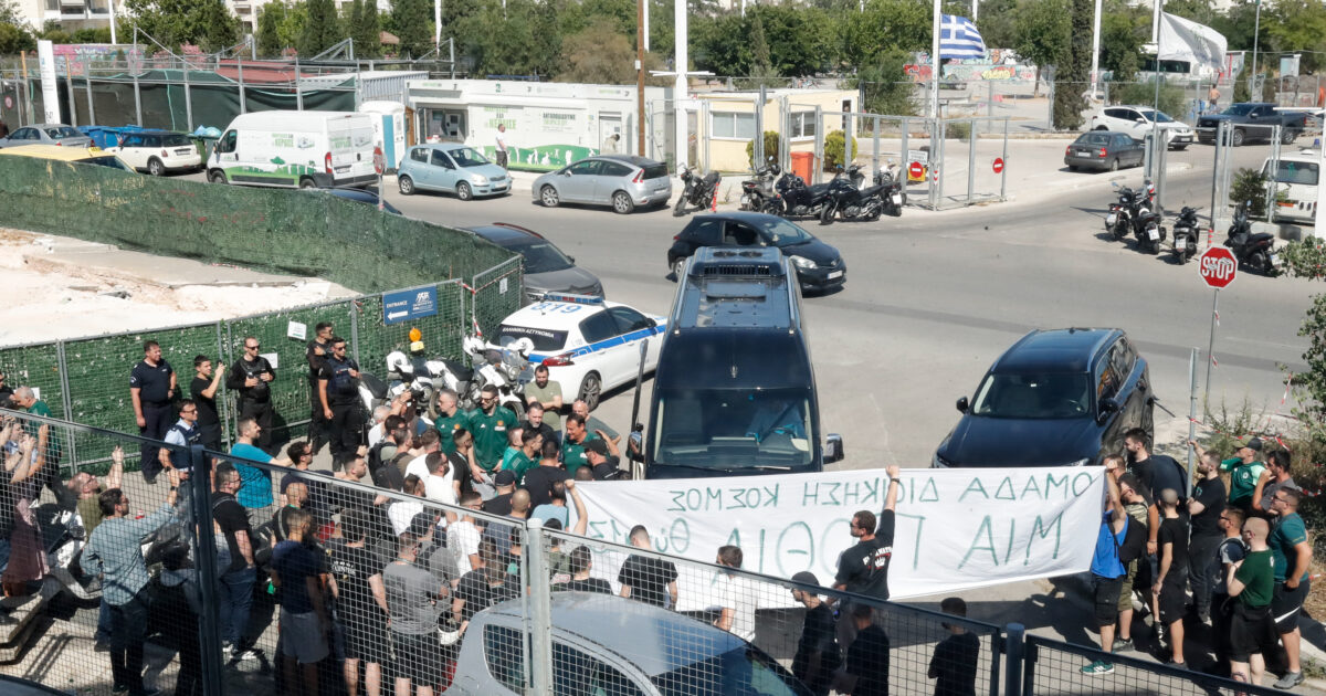 Panathinaikos fans went with banners in team apology to sports judge