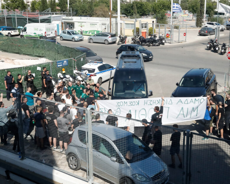 Οπαδοί του Παναθηναϊκού πήγαν με πανό στην απολογία της ομάδας στον αθλητικό δικαστή