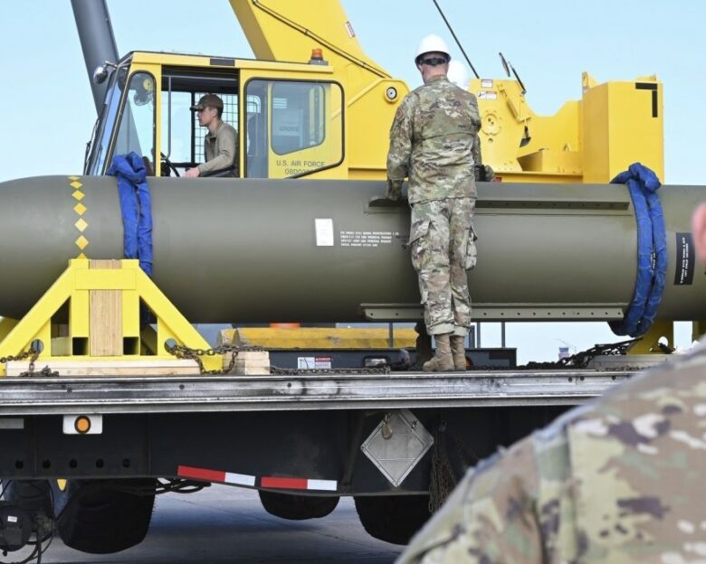 Guardian: O Τραμπ διστάζει να εγκρίνει τη βόμβα «bunker buster» στο Φορντό του Ιράν γιατί θέλει την ολοκληρωτική καταστροφή του