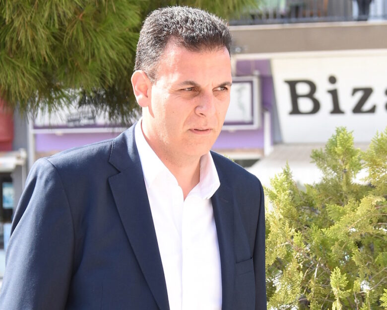 Γιώργος Καραμέρος: «Όταν είσαι δημοσιογράφος σ’ αγαπάει όλος ο κόσμος, στην πολιτική οι μισοί πάνε απέναντι»