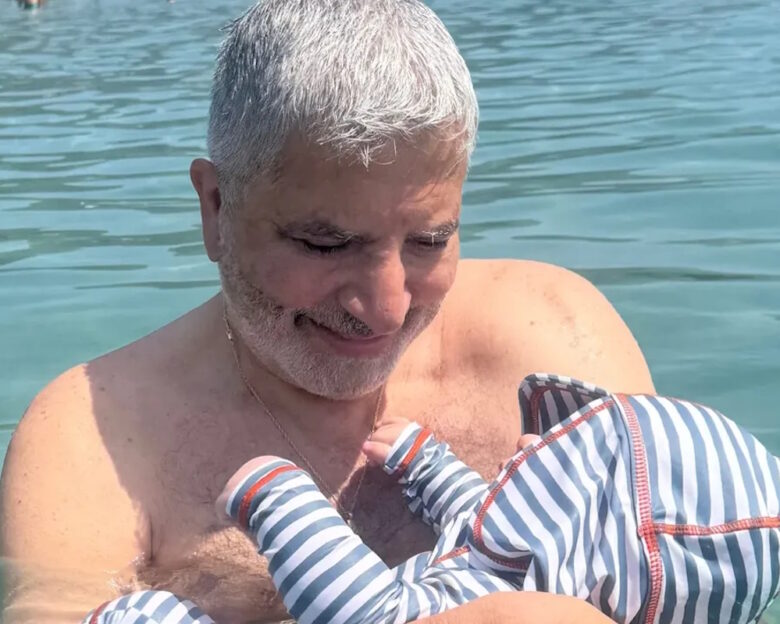 Ο Γιώργος Πατούλης απόλαυσε το πρώτο μπάνιο του τεσσάρων μηνών γιου του στη θάλασσα
