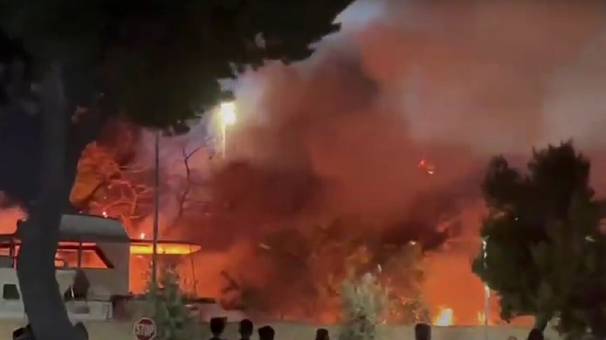 Φωτιά σε πάρκινγκ σκαφών στη Γλυφάδα