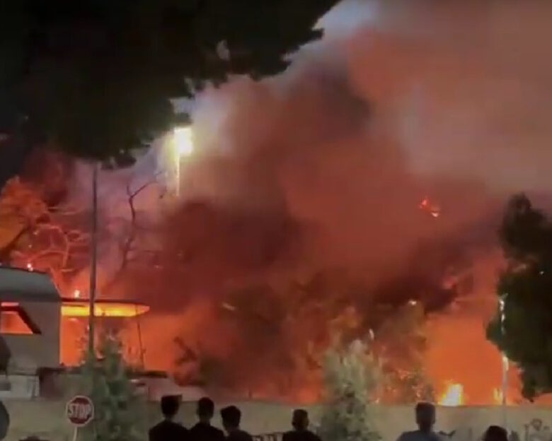 Φωτιά σε πάρκινγκ σκαφών στη Γλυφάδα – Ισχυρές δυνάμεις στο σημείο